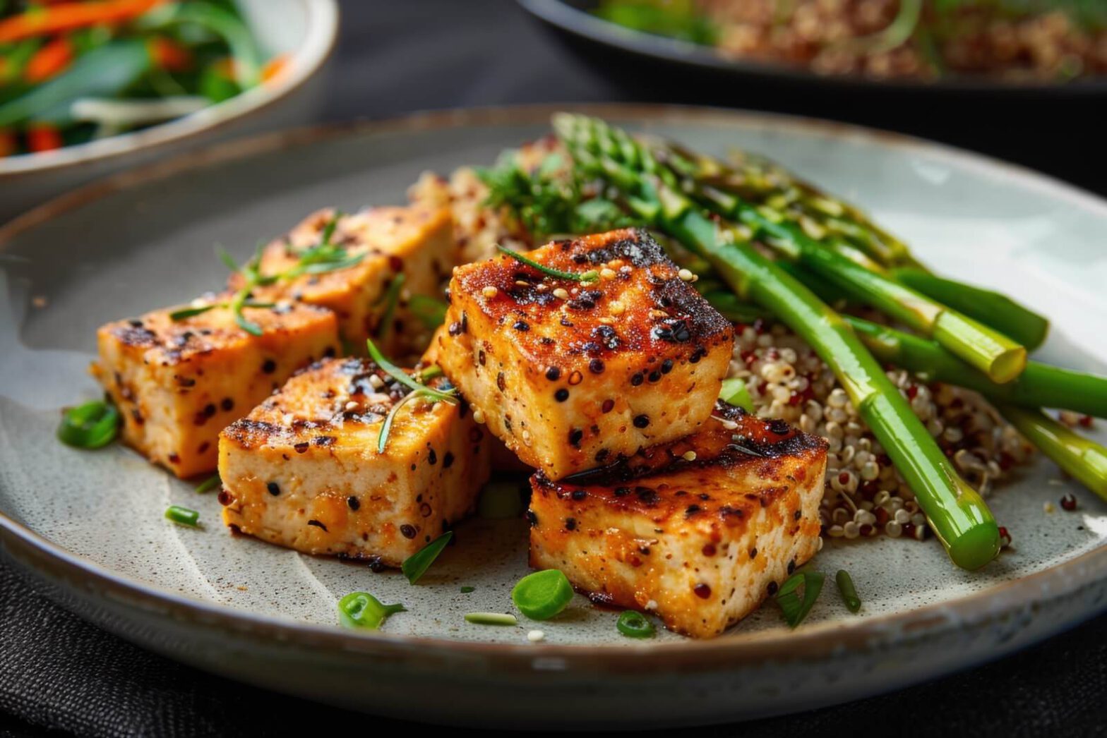 Veganes Gericht mit Tofu, Gemüse und Röstaromen – vegan kochen mit Geschmack leicht gemacht